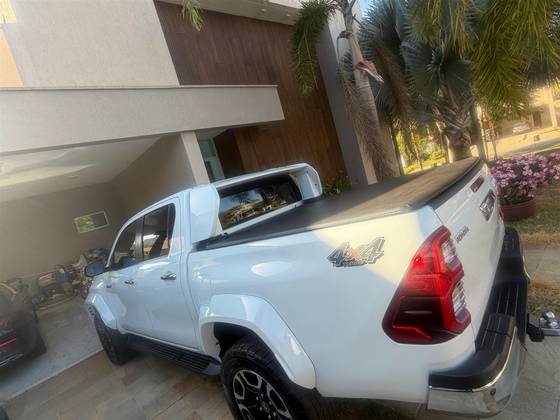 TOYOTA HILUX 2.8 D-4D TURBO DIESEL CD SRX PLUS 4X4 AUTOMÁTICO TOYOTA HILUX 2.8 D-4D TURBO DIESEL CD SRX PLUS 4X4 AUTOMÁTICO